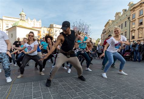 What Is a Flash Mob Dance and Its Resounding Echoes in Modern Culture